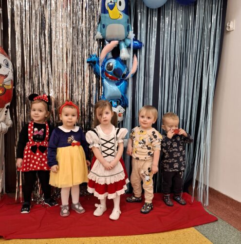 dzieci przebrane za postacie z bajek