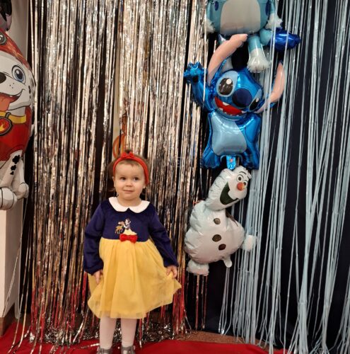 dziewczynka przebrana z księzniczke