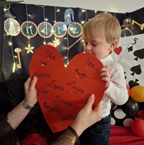 chłopiec przebija serduszko wróżbę