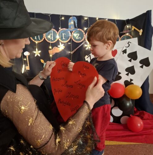 chłopiec przebija serduszko wróżbę