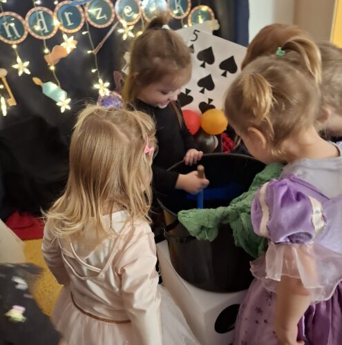 dzieci gotują w dużym garnku jak czaordzieje