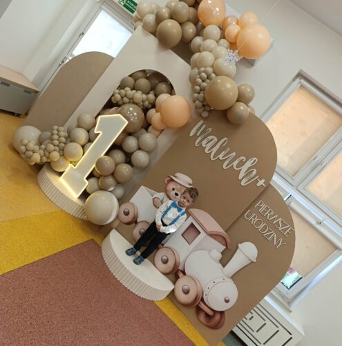 dziecko stojące na balonowej ściance