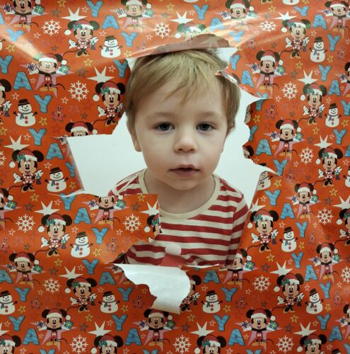 pozowane zdjęcia dzieci w świątecznym papierze