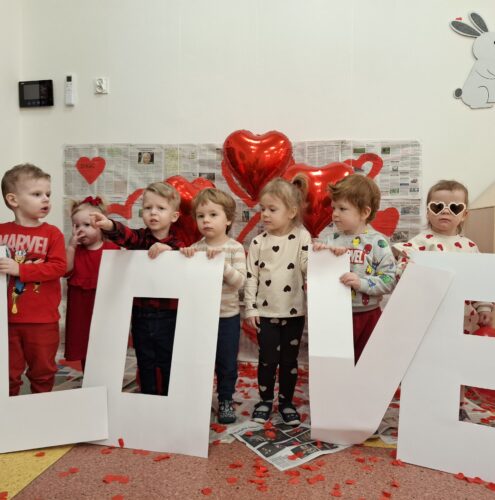 dzieci trzymają napi love