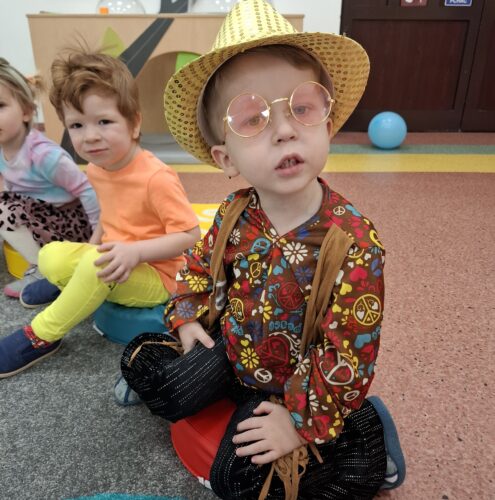 chłopiec przebrany na bal