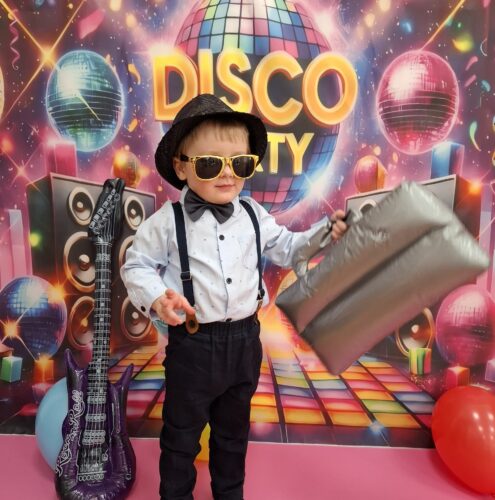 chłopoiec w kapeluszu i okularach