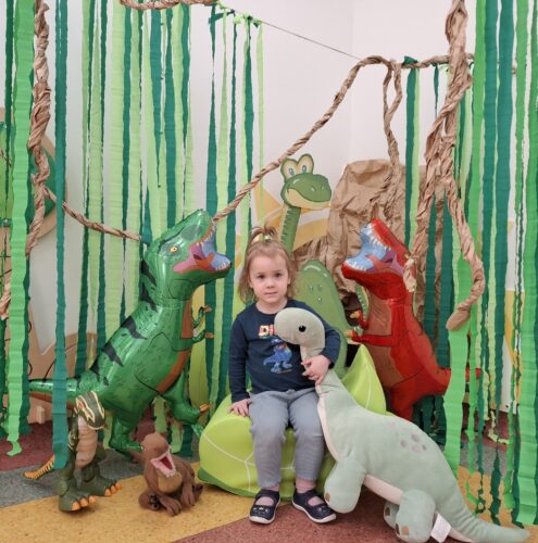 dziewczynka z pluszowym dinozaurem