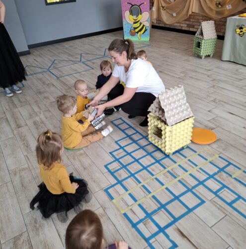 pani tłumaczy dzieciom jak wygląda ul