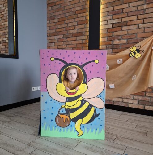 dziewczynka w ramce pszczółki