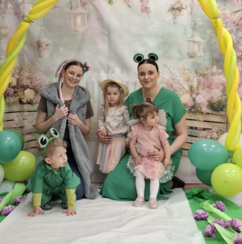 wspólne zdjęcie dzieci przebranych na pokazie mody wiosennej