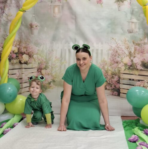 pani z dzieckiem przebrani za żabki na pokazie mody wiosennej