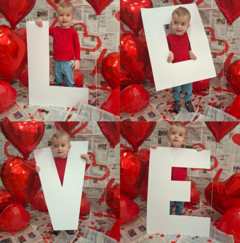 dziecko trzyma napis love